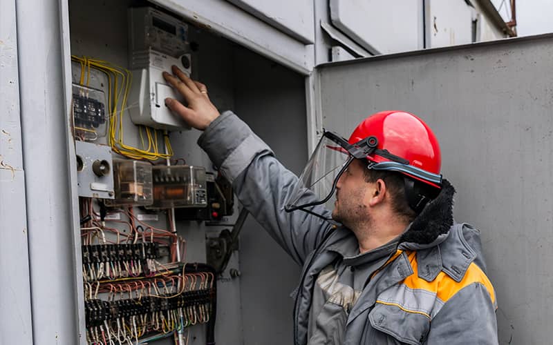 Elektronik-Techniker mit industrieller Anwendung